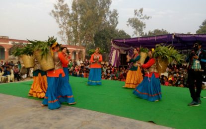 गांव ज्योतिसर जिला कुरुक्षेत्र, हरियाणा दिसंबर 10, 2016 पर ‘इंटरनेशनल गीता महोत्सव’ के दौरान आउटरीच कार्यक्रम। ।