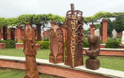 कलाग्राम चंडीगढ़ में मूर्तिकला शिविर (लकड़ी) के दौरान मूर्तिकारों द्वारा बनाई गई मूर्तियां