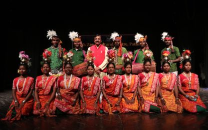 प्रोफेसर सौभाग्य वर्धन निदेशक, एनजेडसीसी, पटियाला ने जम्मू में एनजेडसीसी, पटियाला द्वारा आयोजित जनजातीय समारोह -2018 के दौरान अपने प्रदर्शन के लिए कलाकारों की प्रशंसा की।