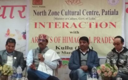 प्रोफेसर सौभाग्य वर्धन, निदेशक, एनजेडसीसी ने कुल्लू में मार्च 02, 2018 को हिमाचल प्रदेश के कलाकारों से बातचीत की।