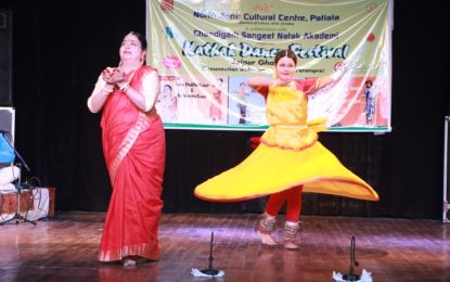 कथक प्रदर्शनी के कथक मिस्त्री रॉय और त्रिना रॉय द्वारा कथक नृत्य महोत्सव के दौरान आयोजित कथक नृत्य महोत्सव के दौरान उत्तरी क्षेत्र सांस्कृतिक केंद्र, पटियाला (संस्कृति मंत्रालय, भारत सरकार) और चंडीगढ़ संगीत नाटक अकादमी द्वारा संयुक्त रूप से आयोजन किया गया। नवराज रंगमंच बाल भवन, सेक्टर 23, चंडीगढ़।