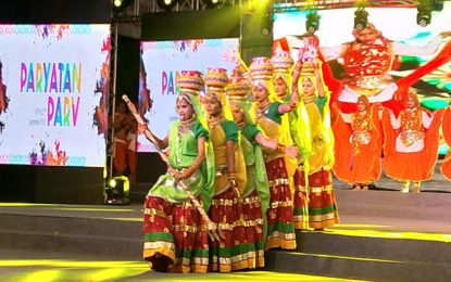 16 सितंबर से 27, 2018 तक राजपथ लॉन्स, नई दिल्ली में पारायतन परव का दिन 3 आयोजित किया जा रहा है।