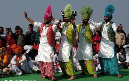 21 दिसंबर, 2018 को कुरुक्षेत्र के ब्रह्मा सरोवर में अंतर्राष्ट्रीय गीता महोत्सव-2018 के दौरान उत्तर क्षेत्र सांस्कृतिक केंद्र, पटियाला (भारत सरकार का संस्कृति मंत्रालय) द्वारा आयोजित लोक नृत्यों की प्रस्तुति।